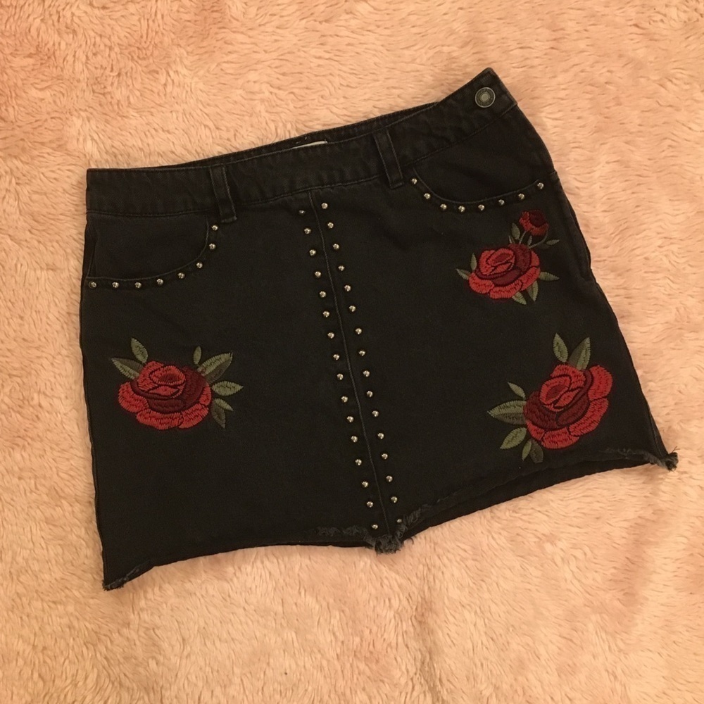 FOREVER 21 Dark Gray Skirt with Floral Embroidery Size 28